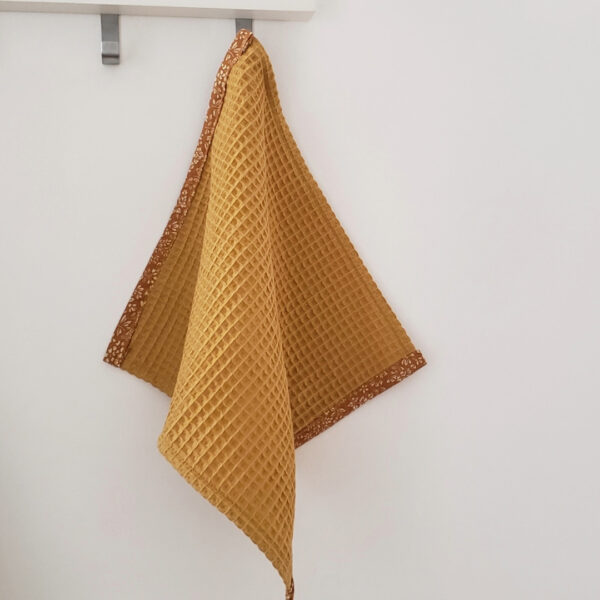 Serviette main floral1 ocre