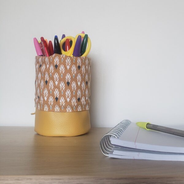Trousse pot à crayons plumes ocre – Image 2