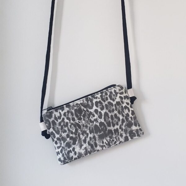 Sac pochette bandoulière velours léopard