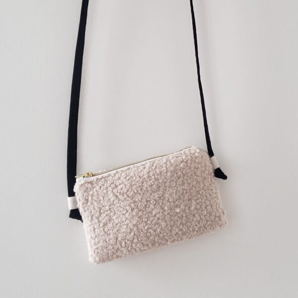 Sac pochette bandoulière bouclette beige