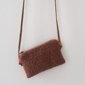 Sac pochette bandoulière bouclette noisette